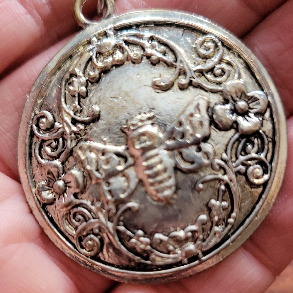 Large Bee Pendant - Picture 2 of 4